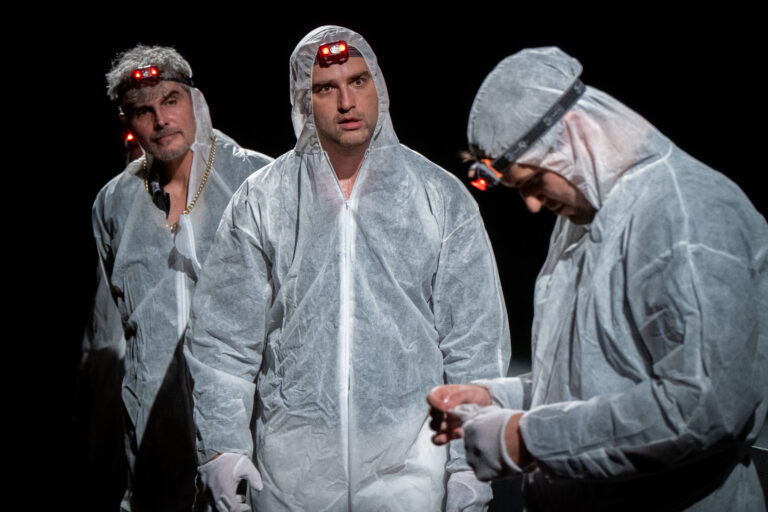 Boris Zachar, Michal Koleják a Peter Martinček v inscenácii Triky, fet a makači.