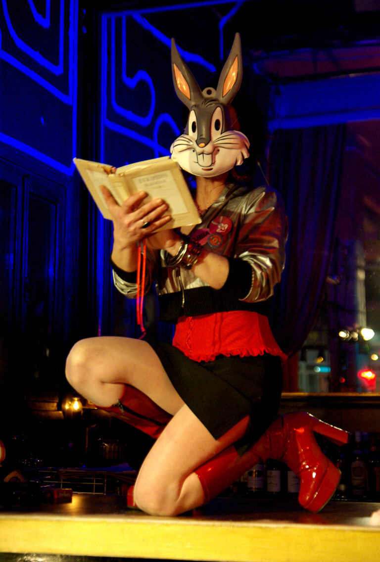 Kassandra v podaní aténskeho súboru 1+1=1 Theatre Company